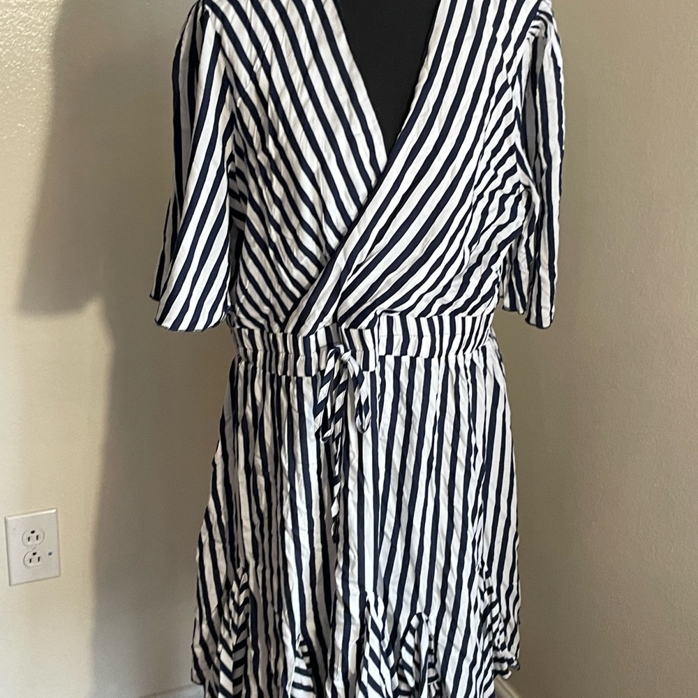 Dress - Picture 4 of 9